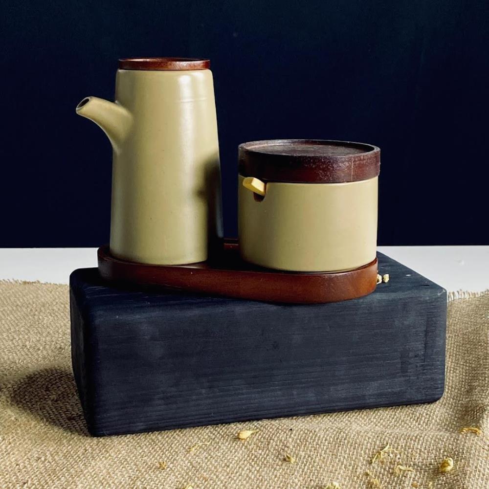 235-119 Набор для специй банка 250мл с ложкой и бутылка для масла 2пр. на подставке в под.уп.(х16)