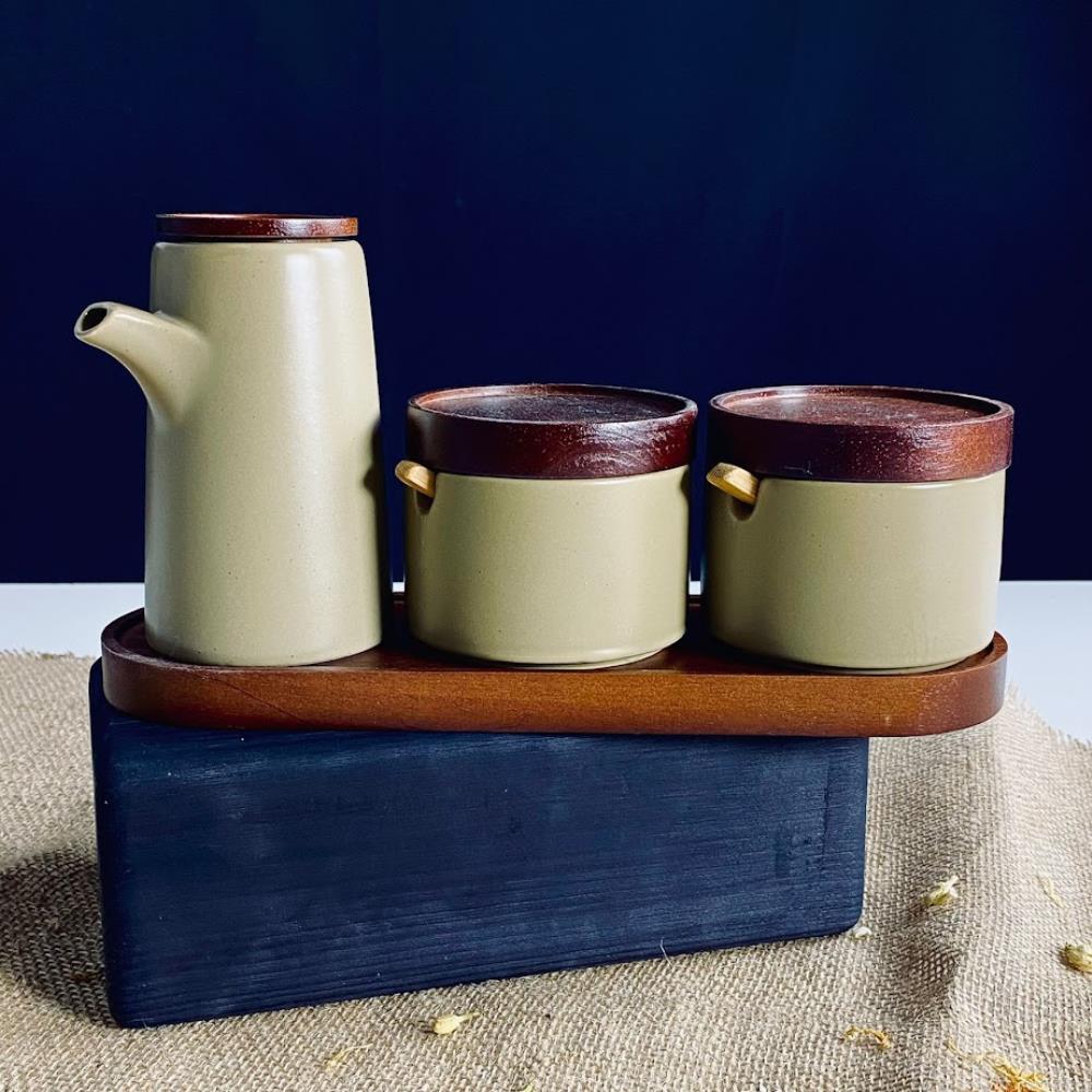 235-120 Набор для специй 2 банки 250мл с ложкам и бутылка для масла 2пр. на подставке в под.уп.(х8)